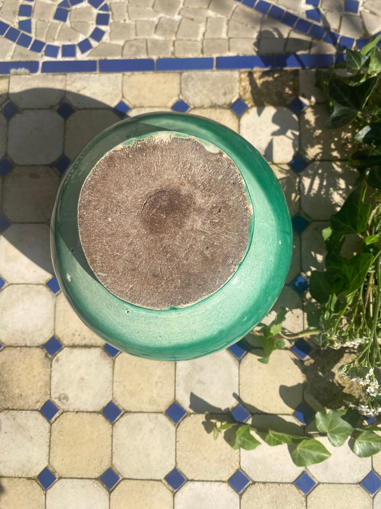 Vase boule en grès vert