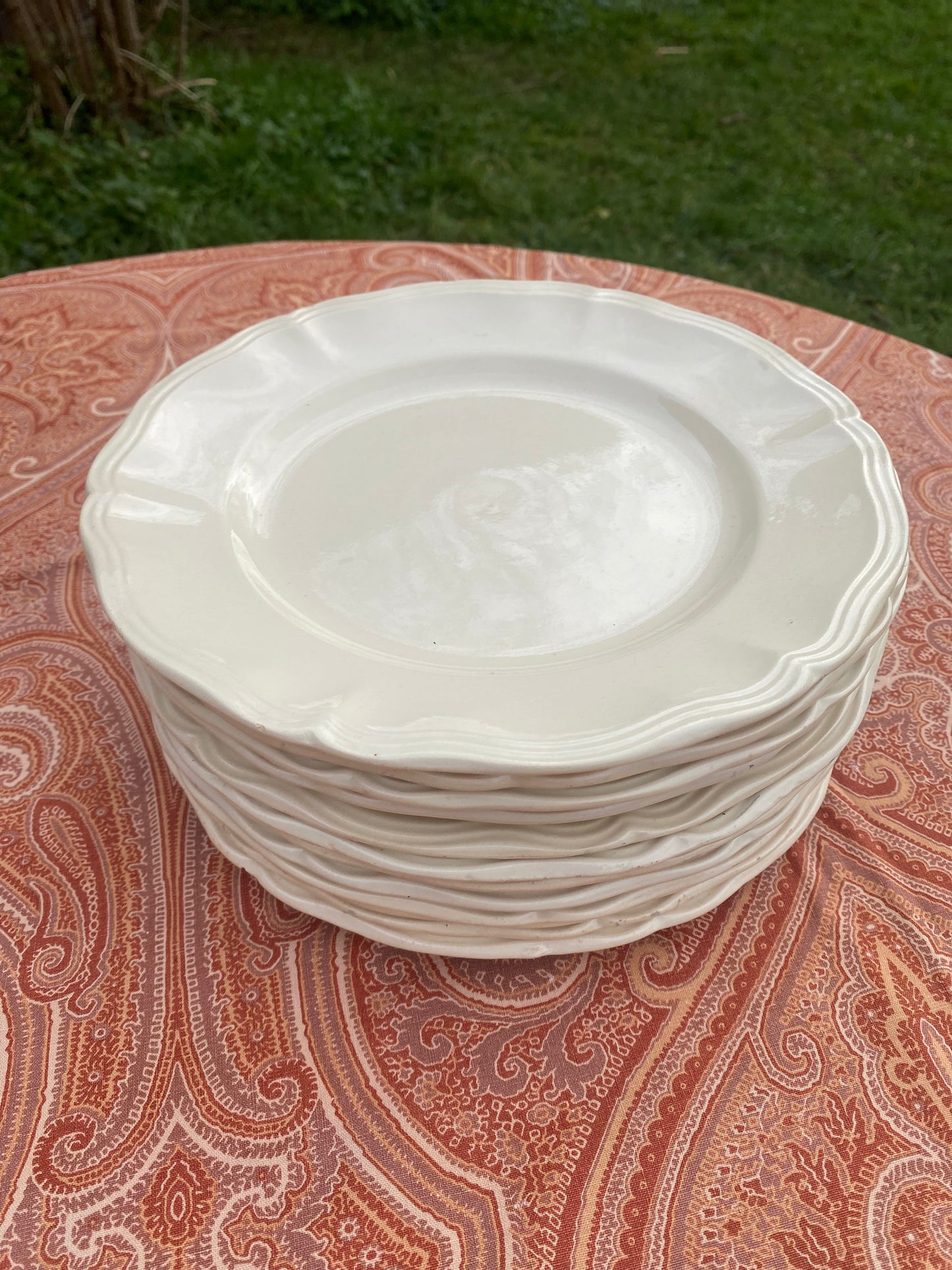 Assiettes anciennes en faïence ivoire - Digoin Sarreguemines