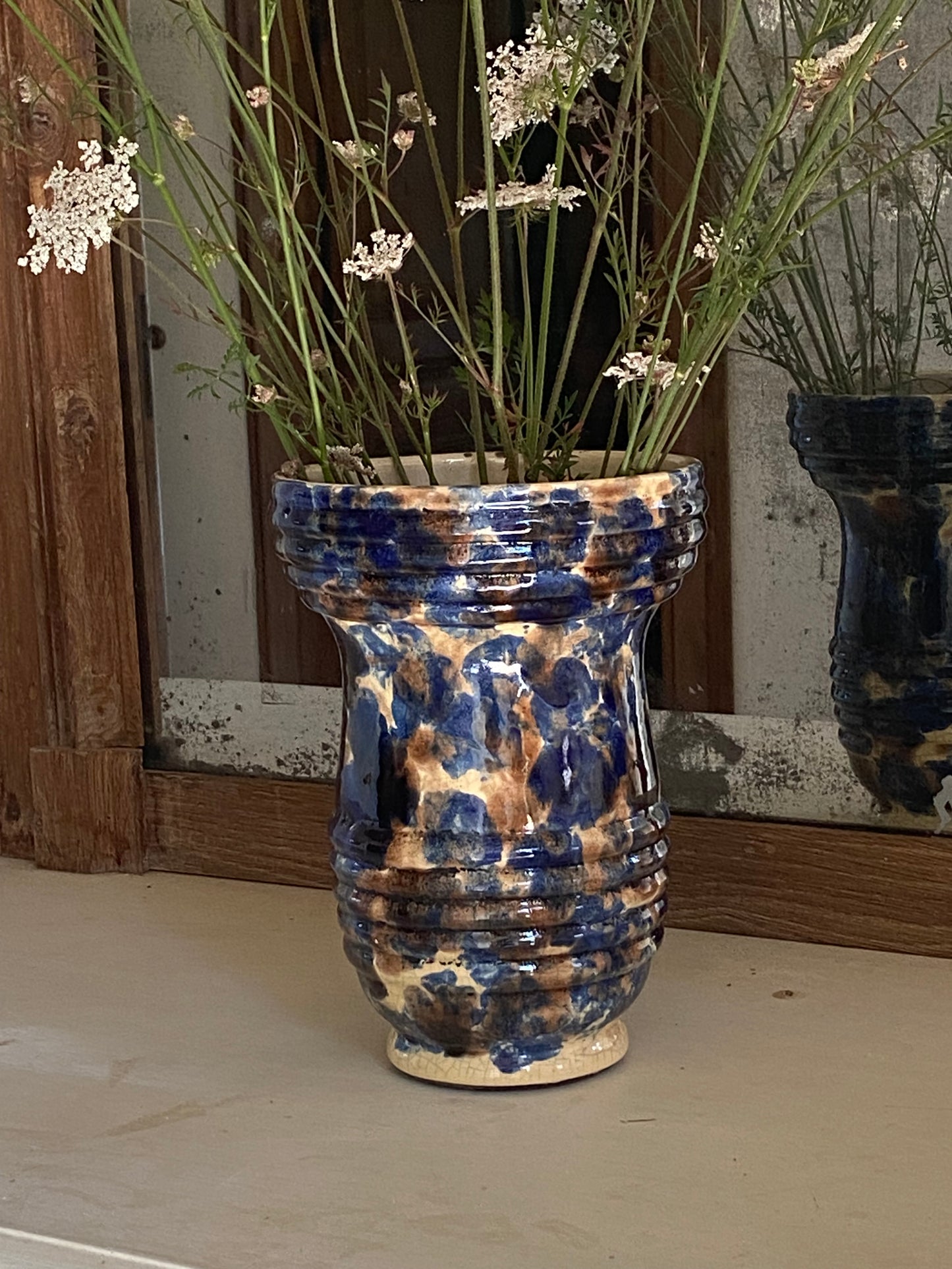Grand vase Art Déco en grès émaillé tacheté bleu et marron