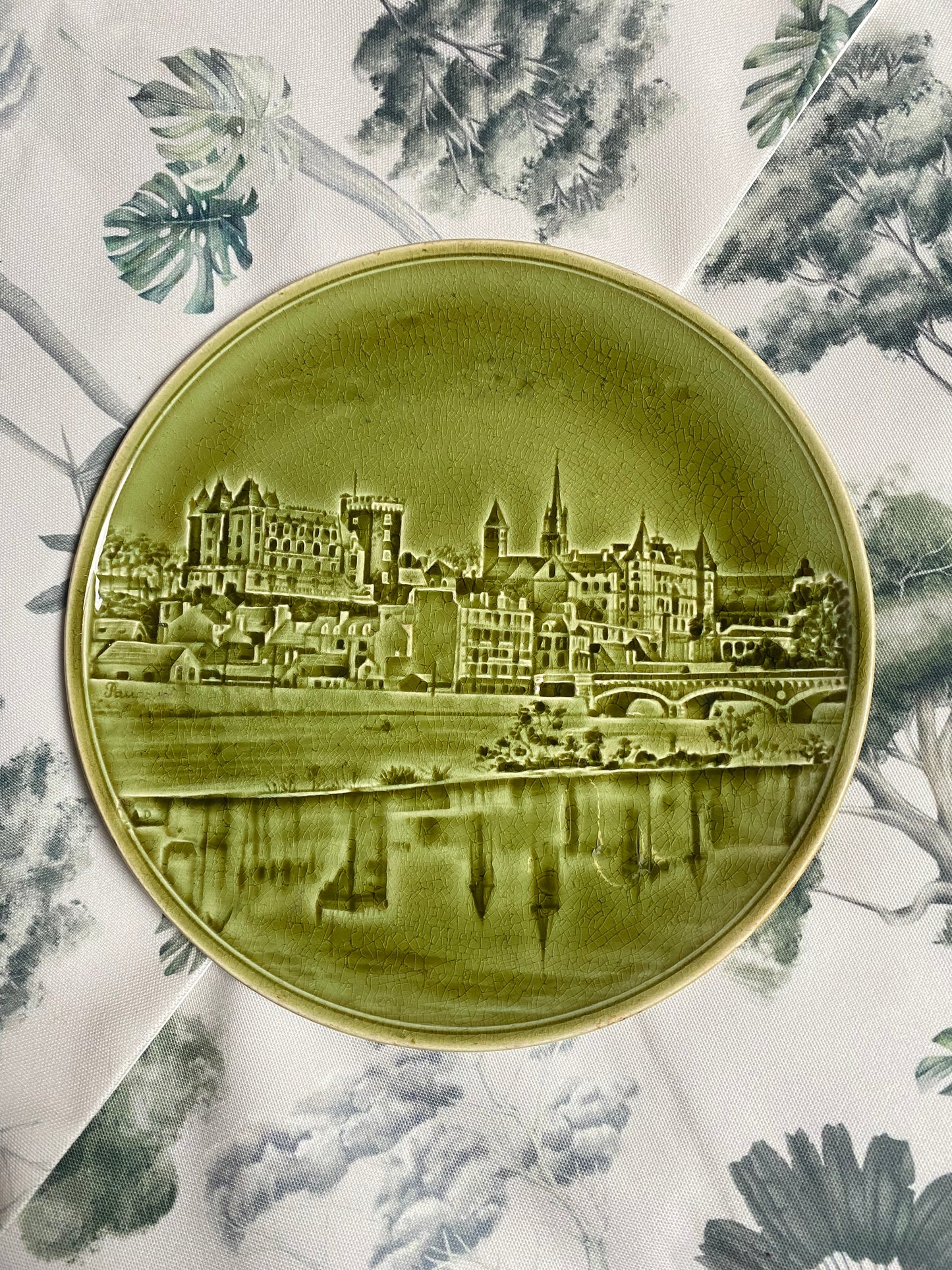 Assiettes anciennes Choisi-Le-Roy aux émaux ombrants - Château de Pau