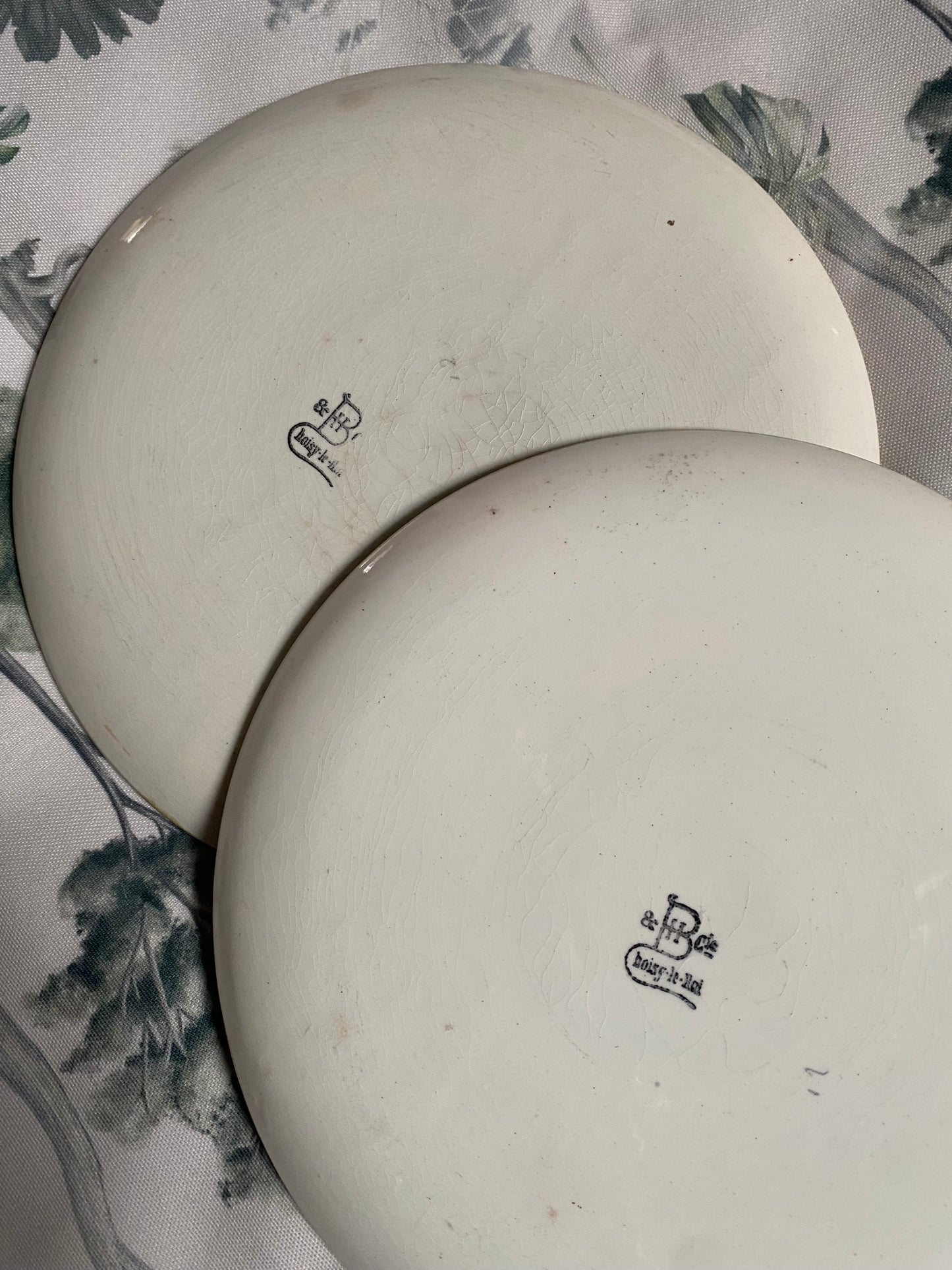 Assiettes anciennes Choisi-Le-Roy aux émaux ombrants - Château de Pau