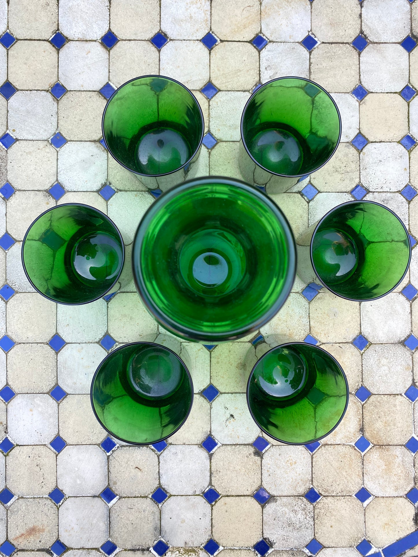 Service à eau comprenant une carafe et 6 verres vintage en verre vert