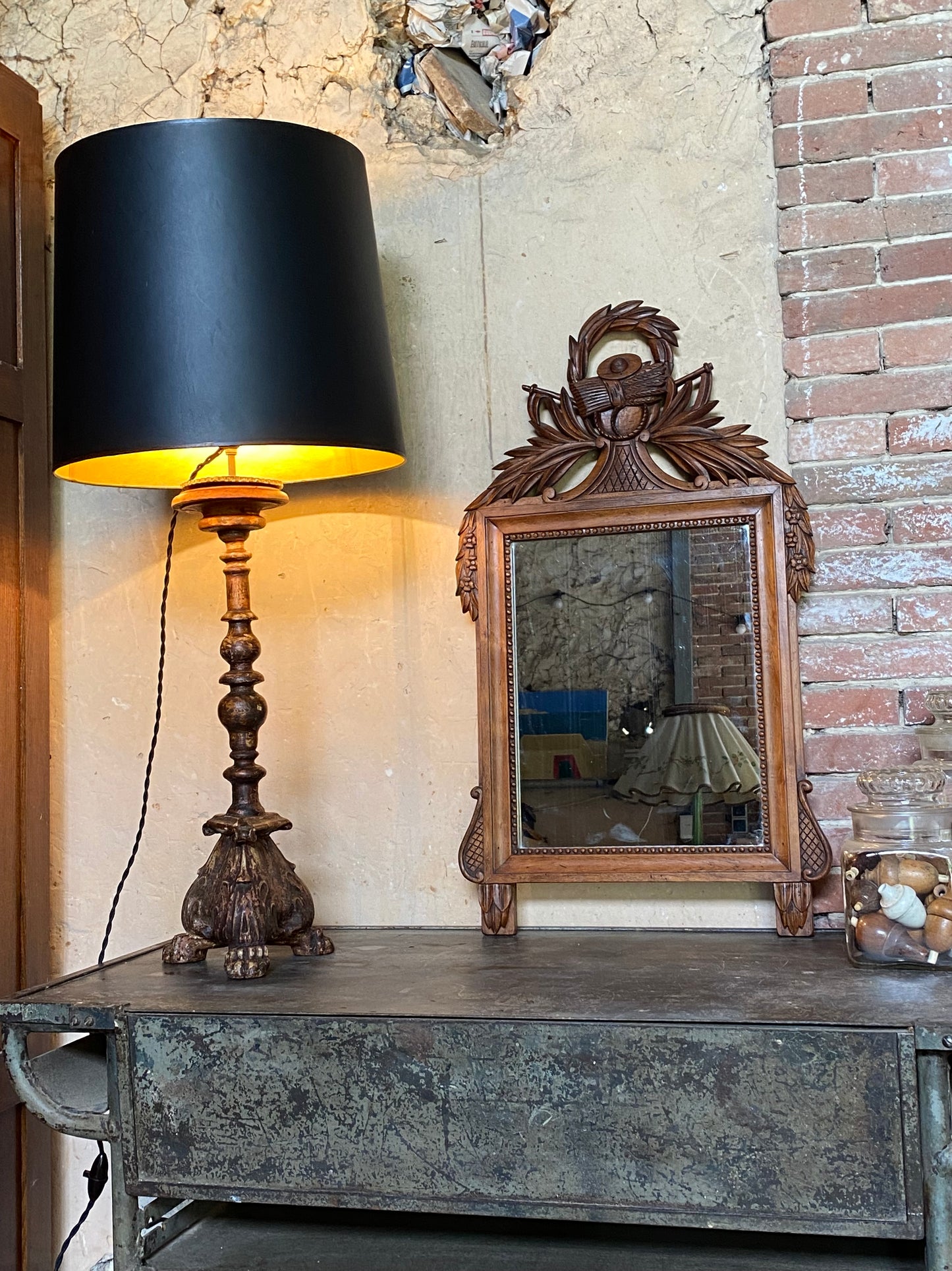 Miroir en bois sculpté 19ème à fronton