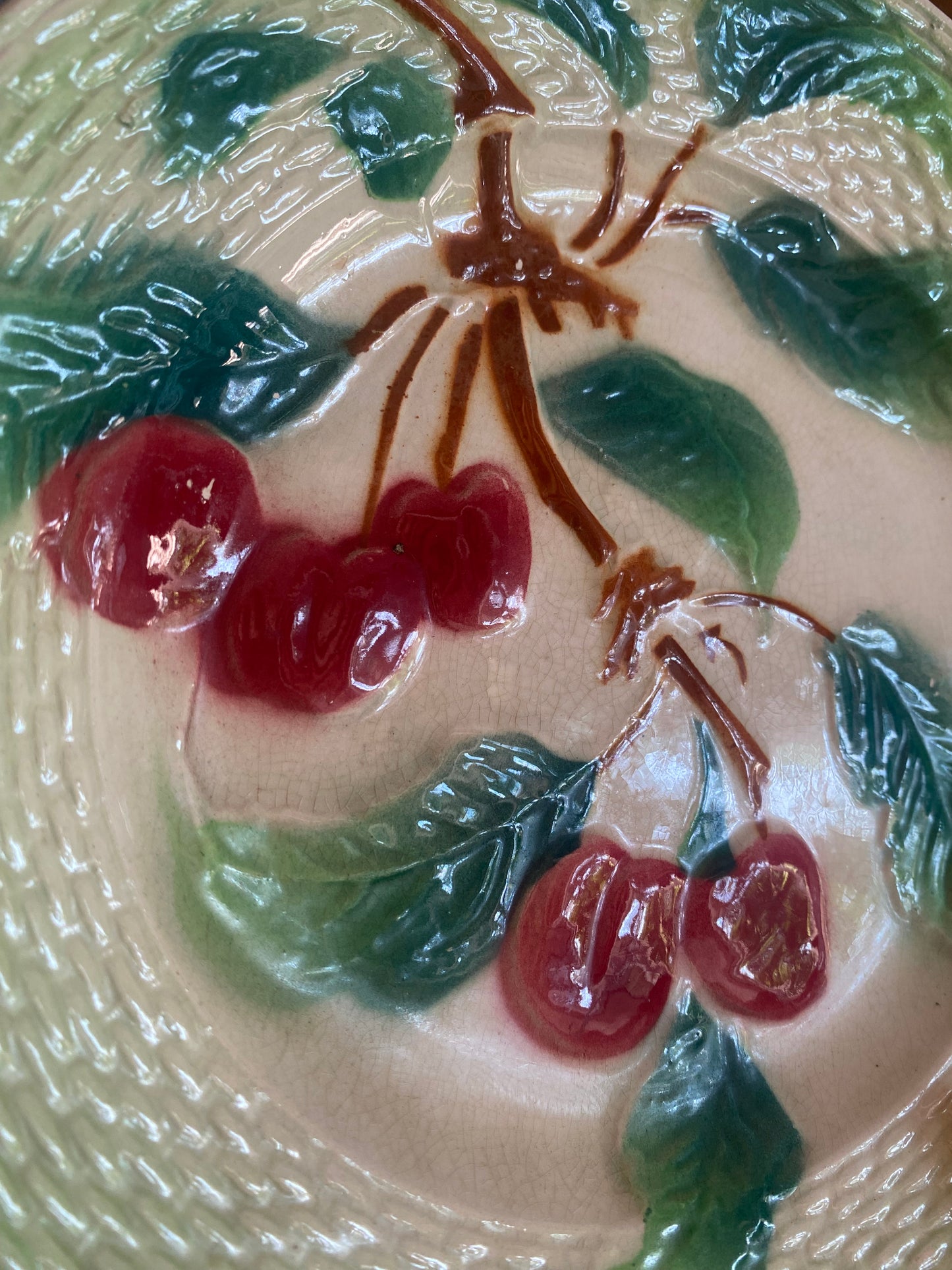 Assiette à dessert en barbotine de St Amand motif cerises
