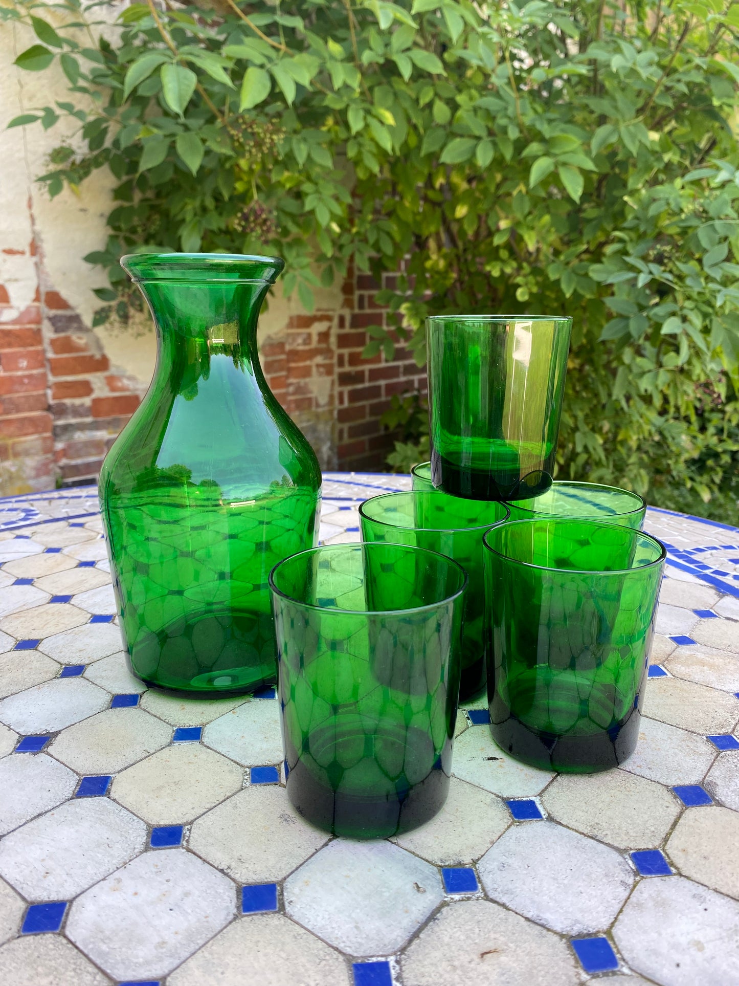 Service à eau comprenant une carafe et 6 verres vintage en verre vert