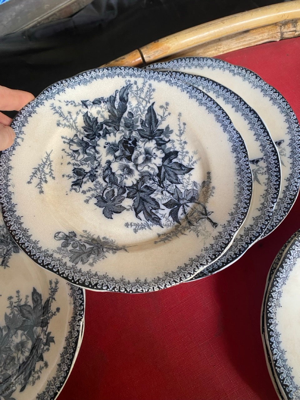 Vaisselle ancienne en terre de fer à décor floral bleu - Faïencerie Onnaing