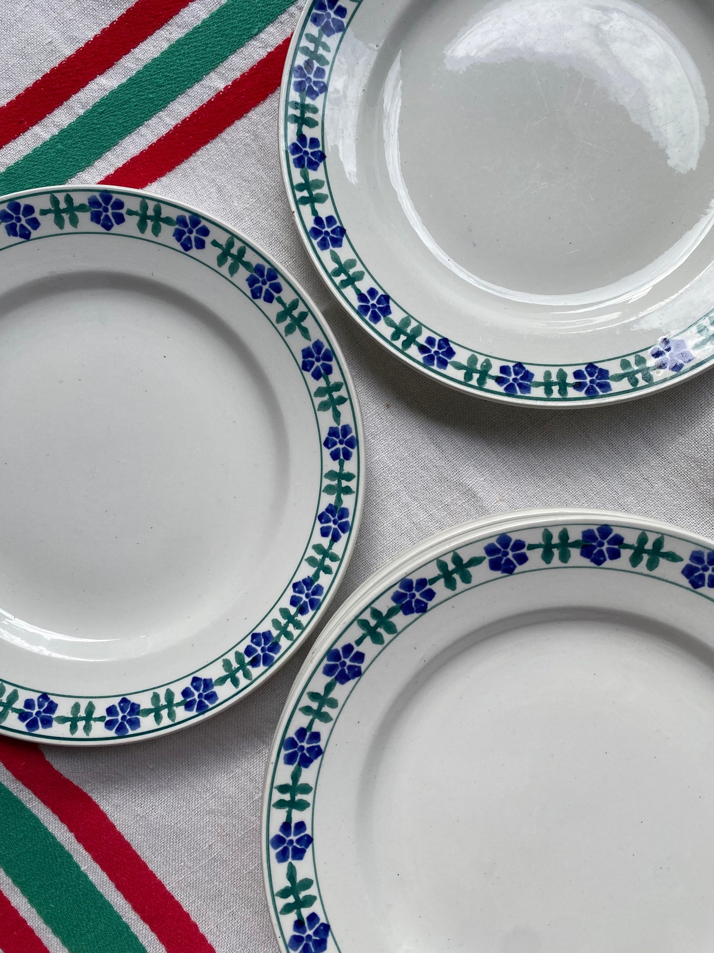 Assiettes à dessert anciennes peintes à la main en faïence de Saint Amand