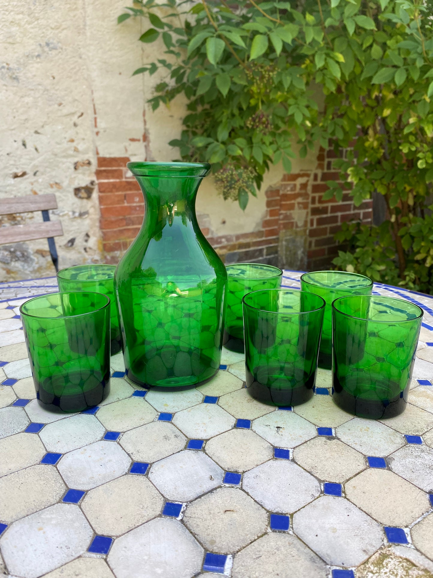 Service à eau comprenant une carafe et 6 verres vintage en verre vert