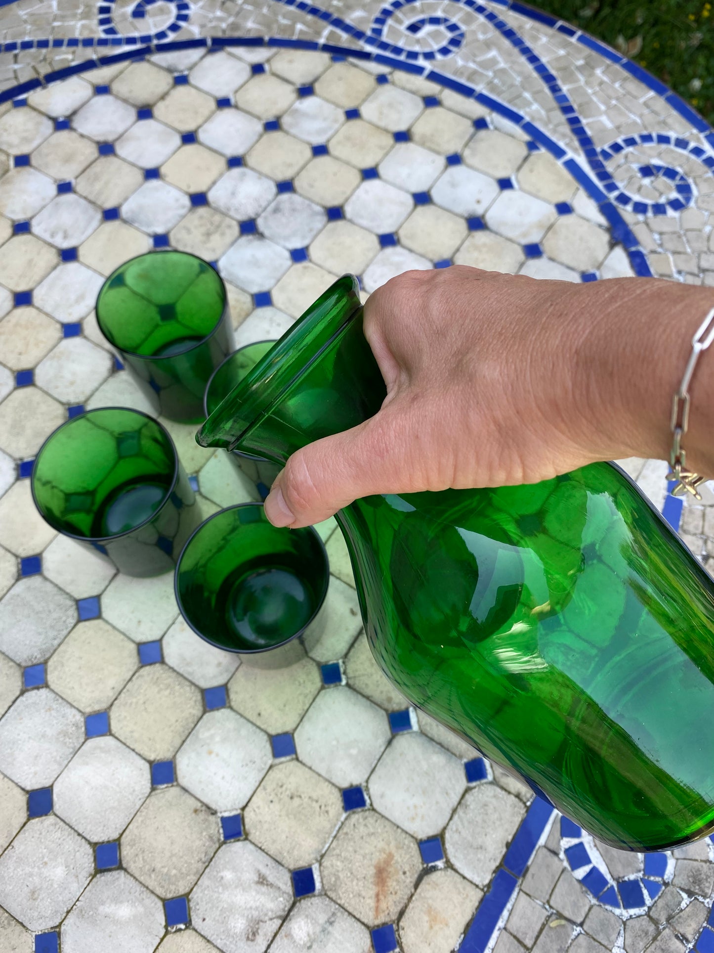 Service à eau comprenant une carafe et 6 verres vintage en verre vert
