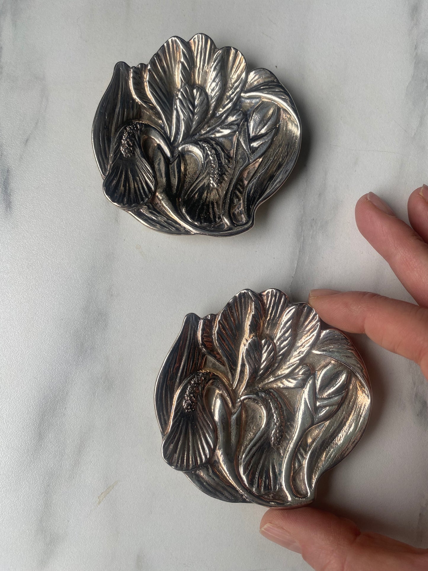 Paire de cendriers en bronze argenté Roux-Marquiand