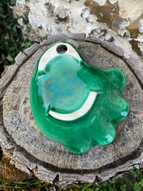 Ravier en ancien en barbotine à décor de radis