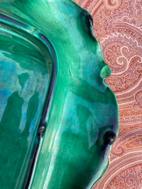 Plat à asperges ancien en barbotine sur sa feuille de chou