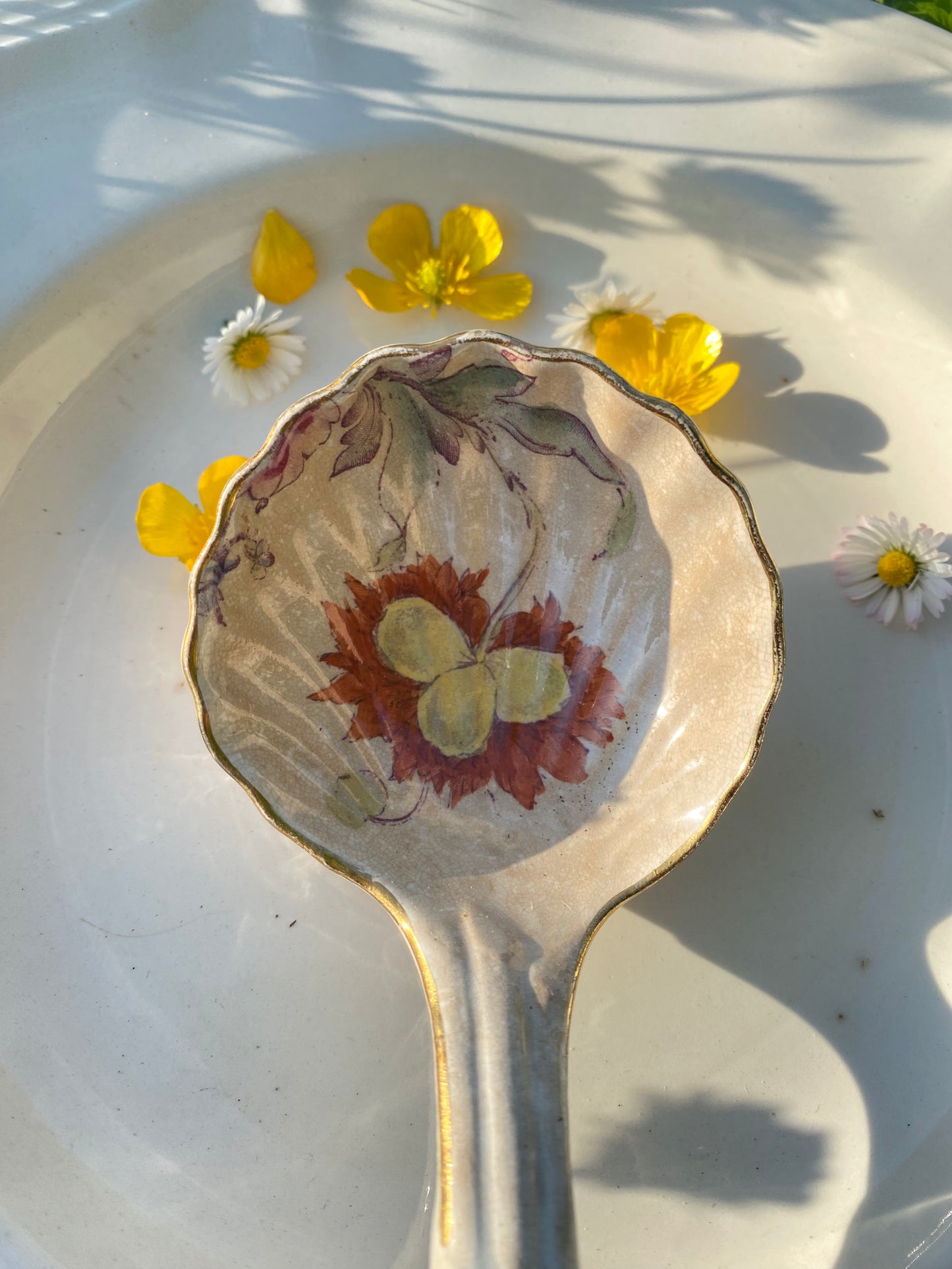 Cuillère à servir ancienne en porcelaine de Paris