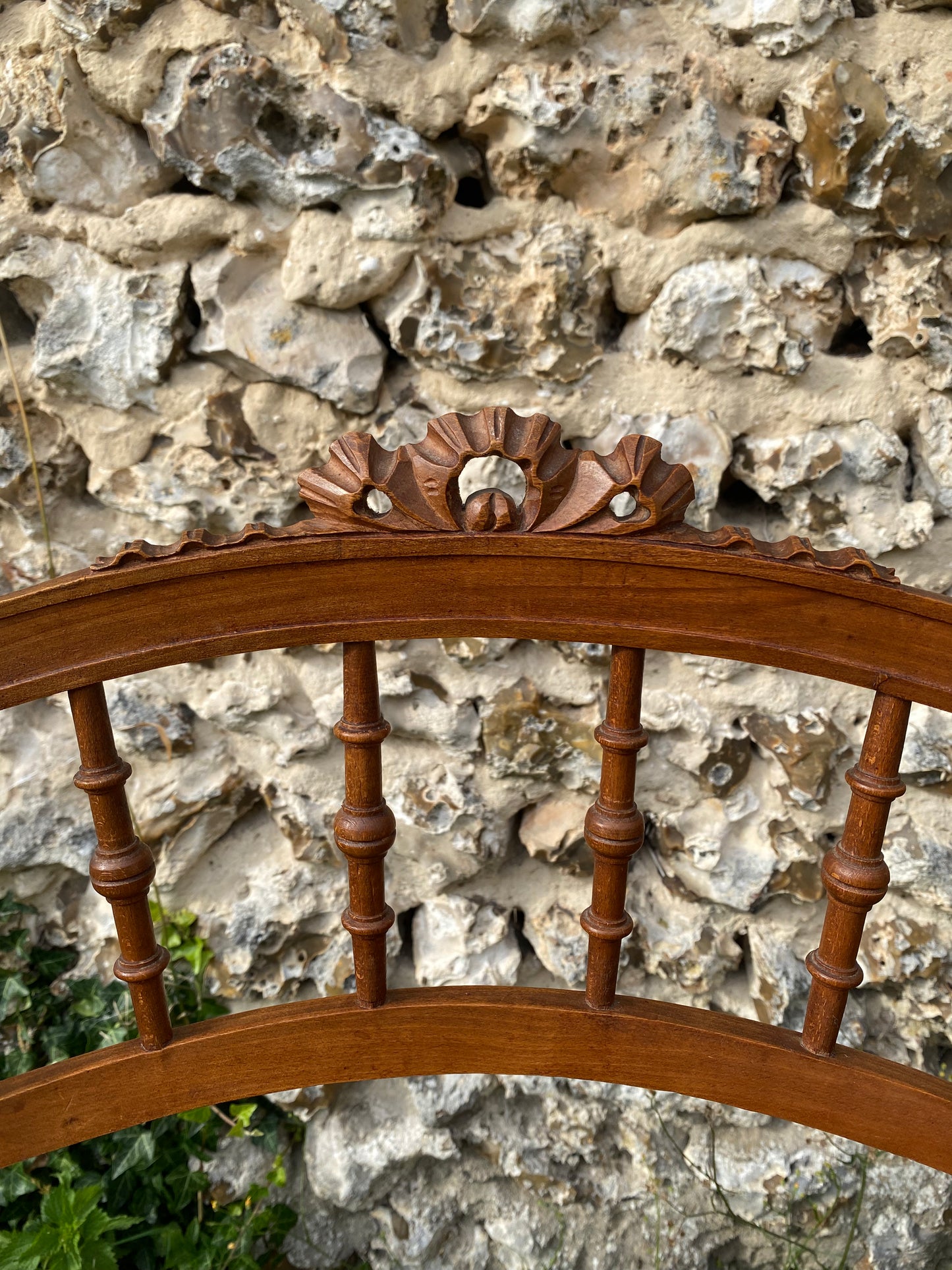 Chaise ancienne en bois et cannage à petit noeud