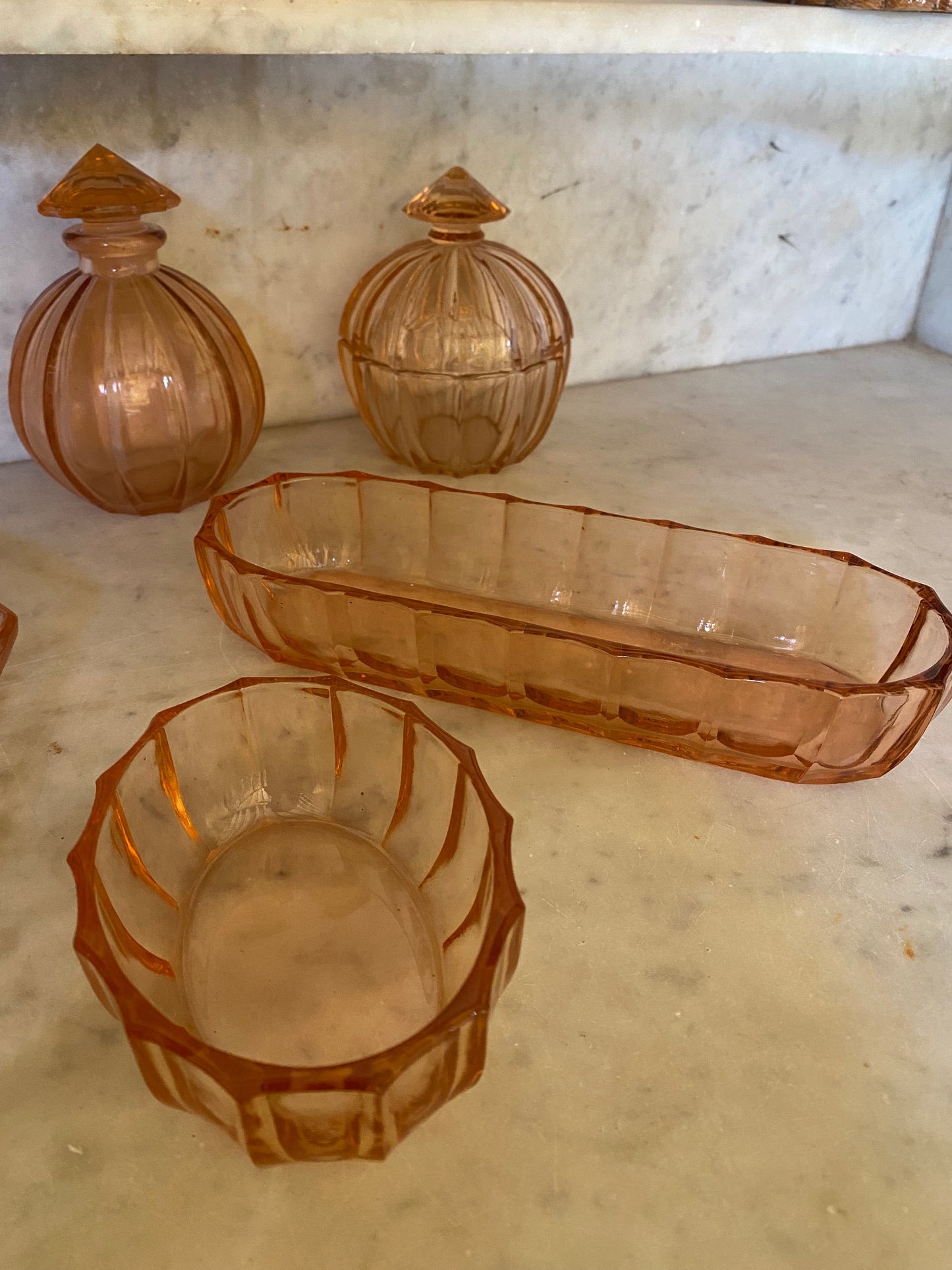 Ensemble de toilette en verre rose Art Déco