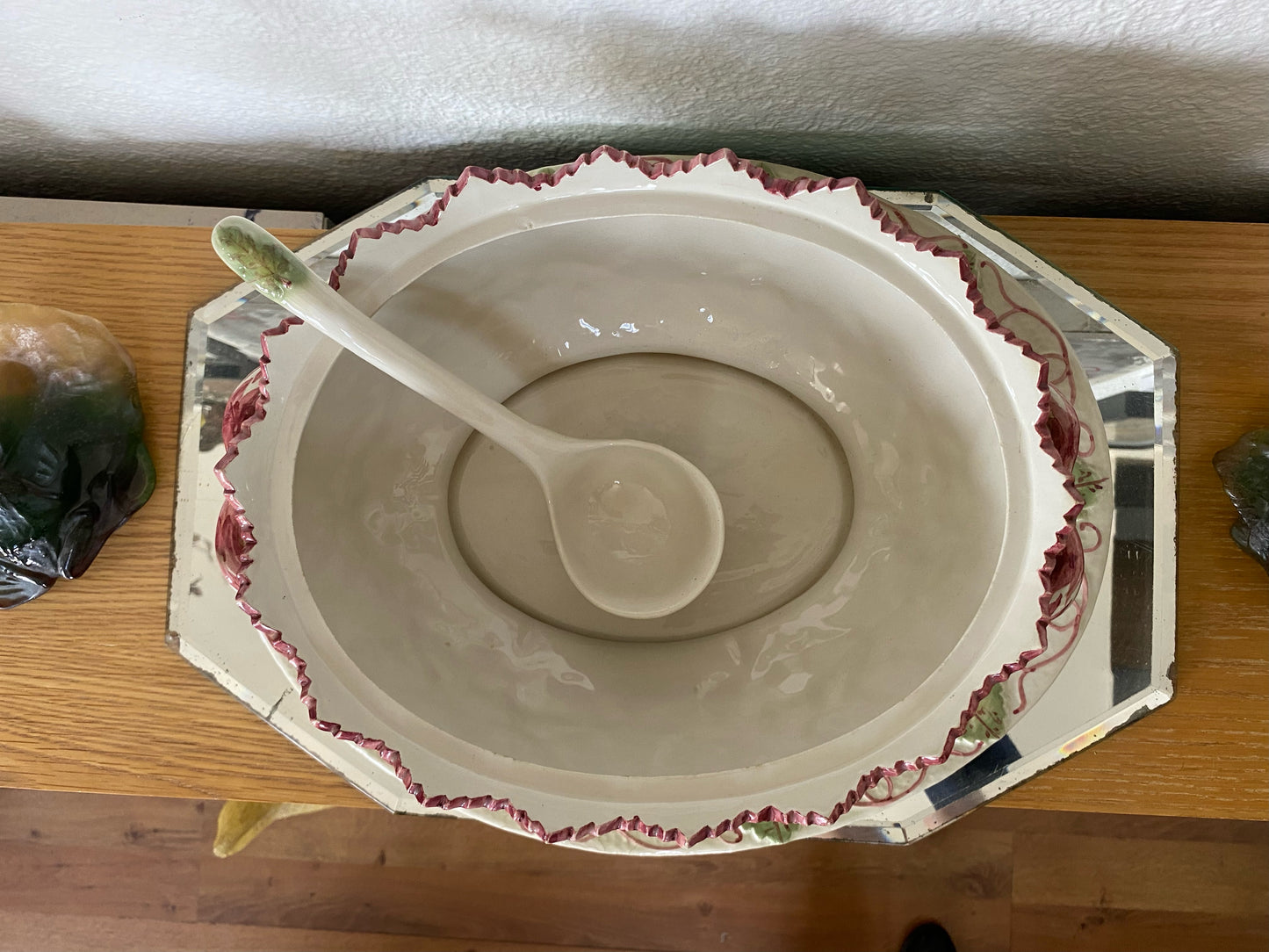 Soupière et son plat en barbotine feuilles de vigne