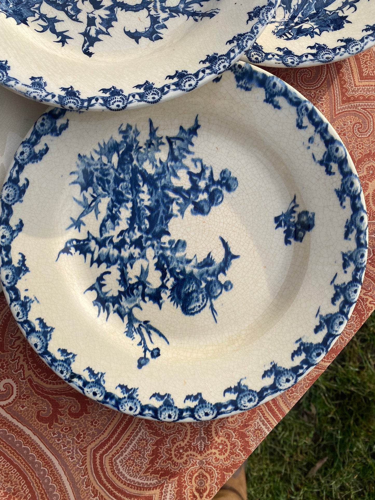 Grandes assiettes en Terre de Fer bleue - Décor Chardons de Gien