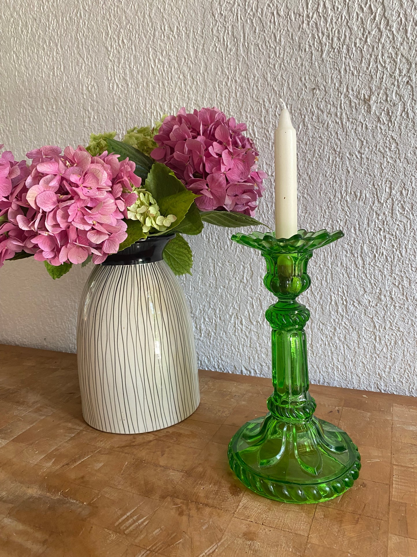 Bougeoir en verre moulé vert