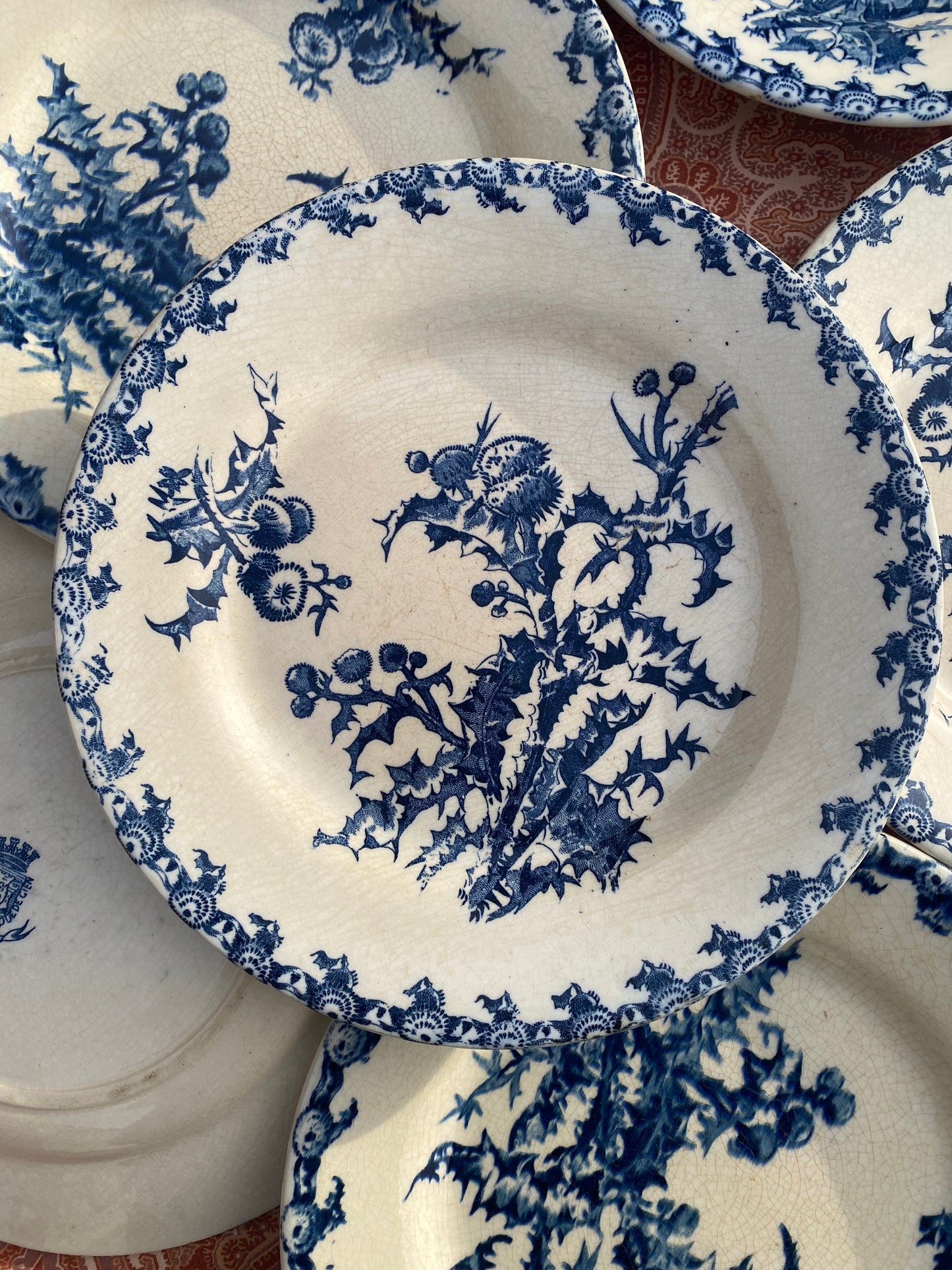 Grandes assiettes en Terre de Fer bleue - Décor Chardons de Gien