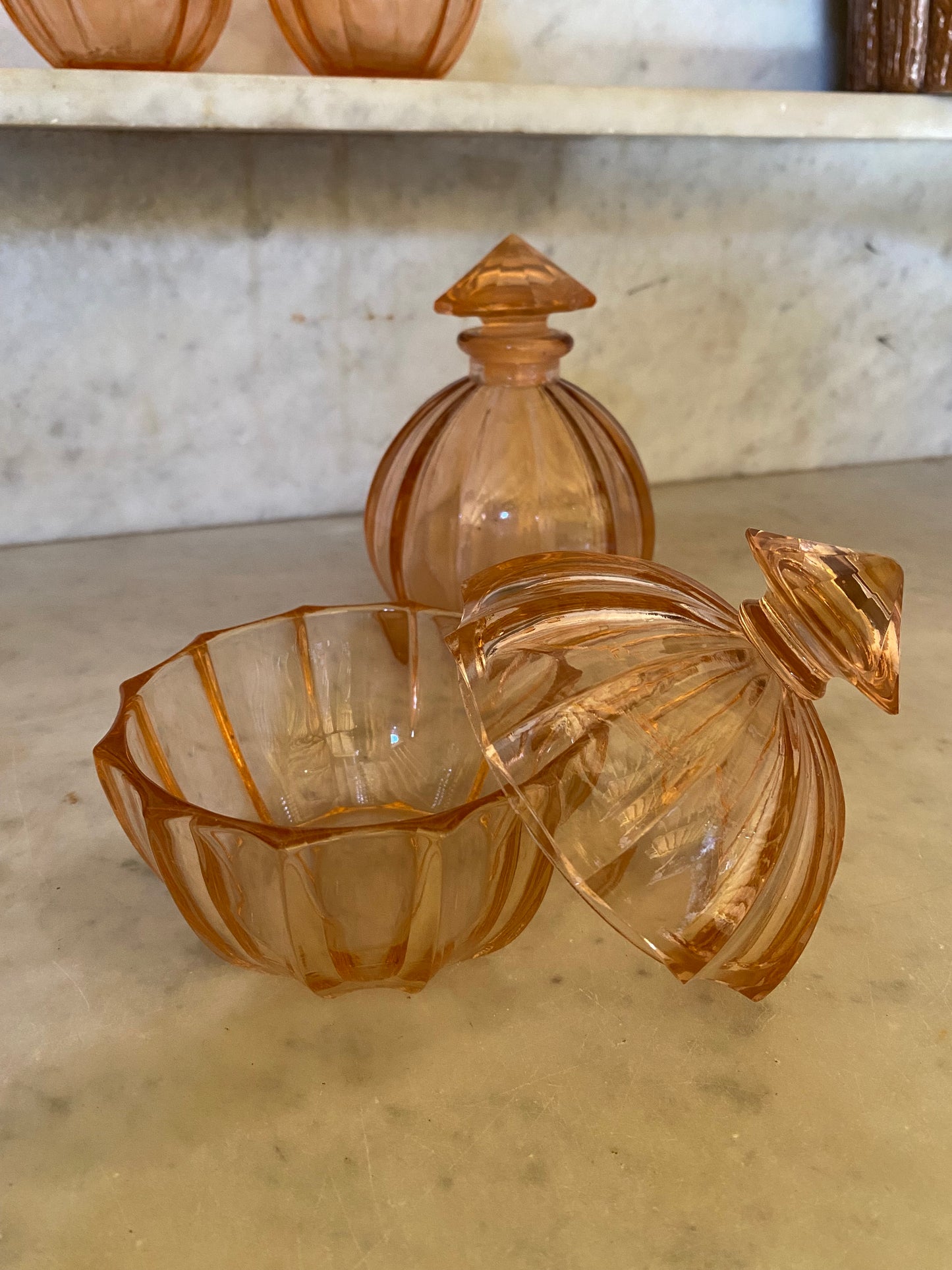 Ensemble de toilette en verre rose Art Déco