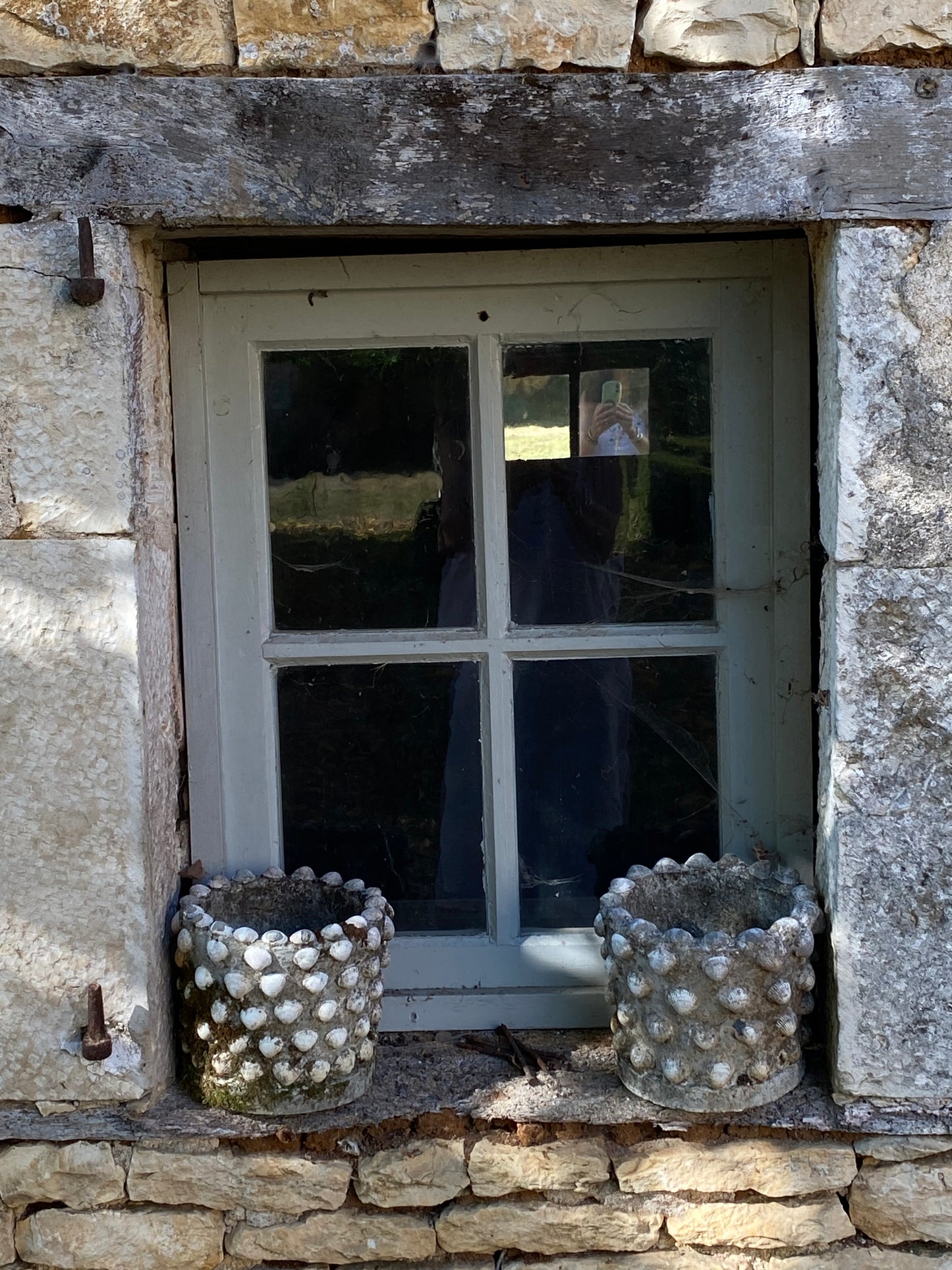 Cache-pot en pierre et coquillages