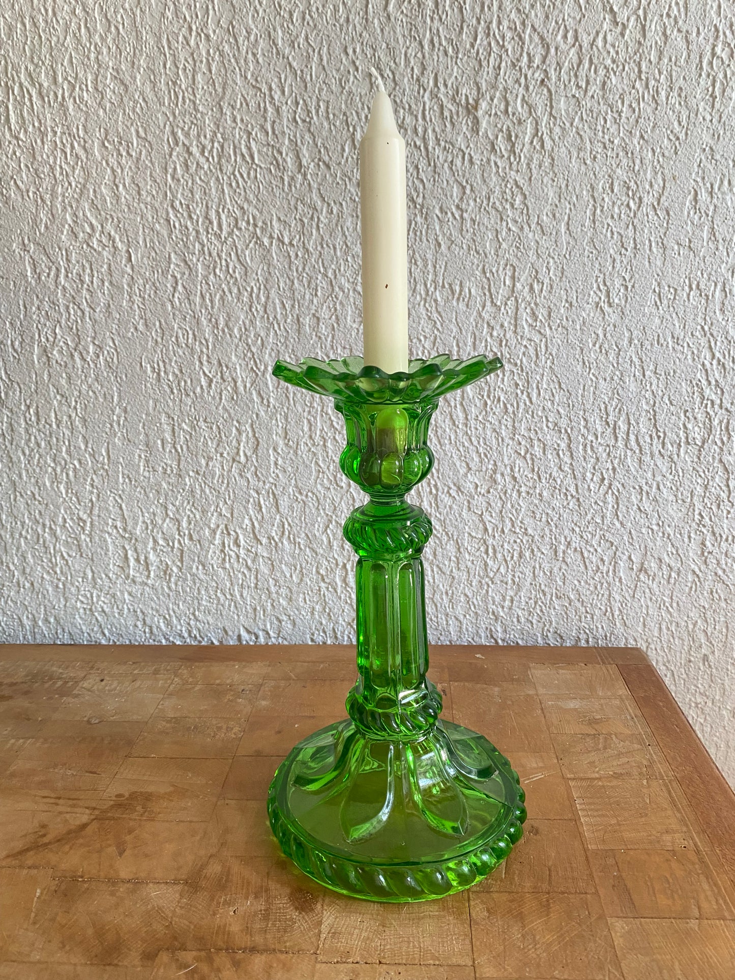 Bougeoir en verre moulé vert