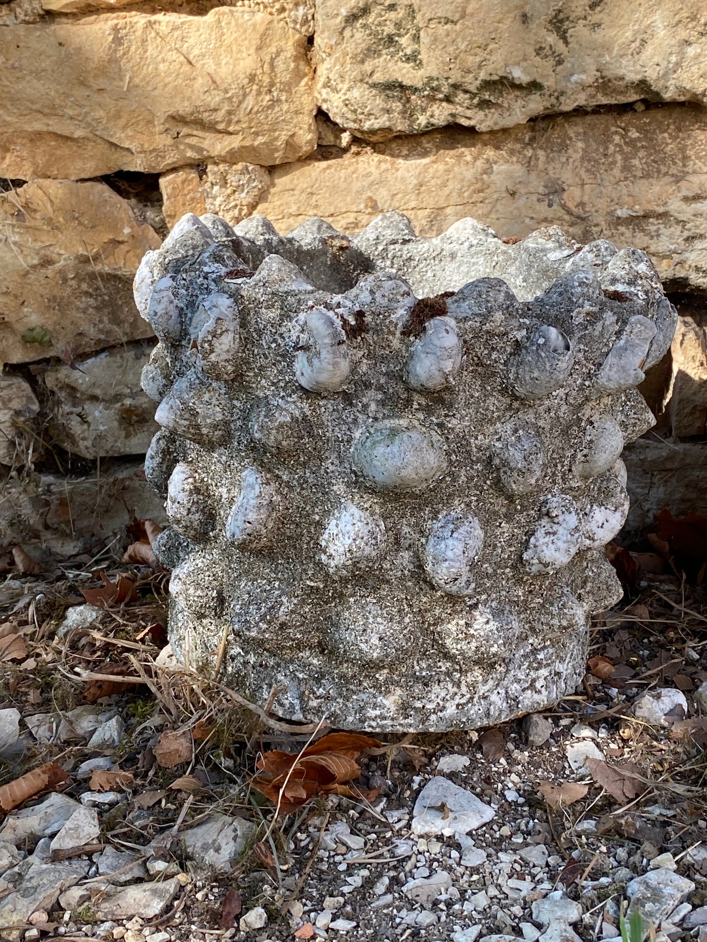 Cache-pot en pierre et coquillages