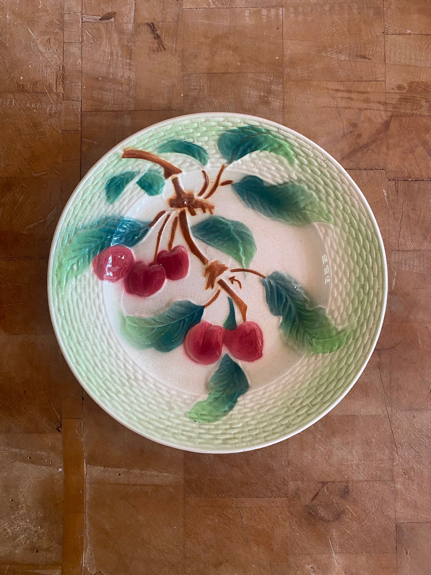 Assiette à dessert en barbotine de St Amand motif cerises