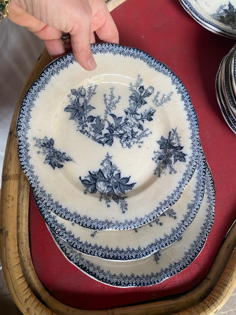 Vaisselle ancienne en terre de fer à décor floral bleu - Faïencerie Onnaing