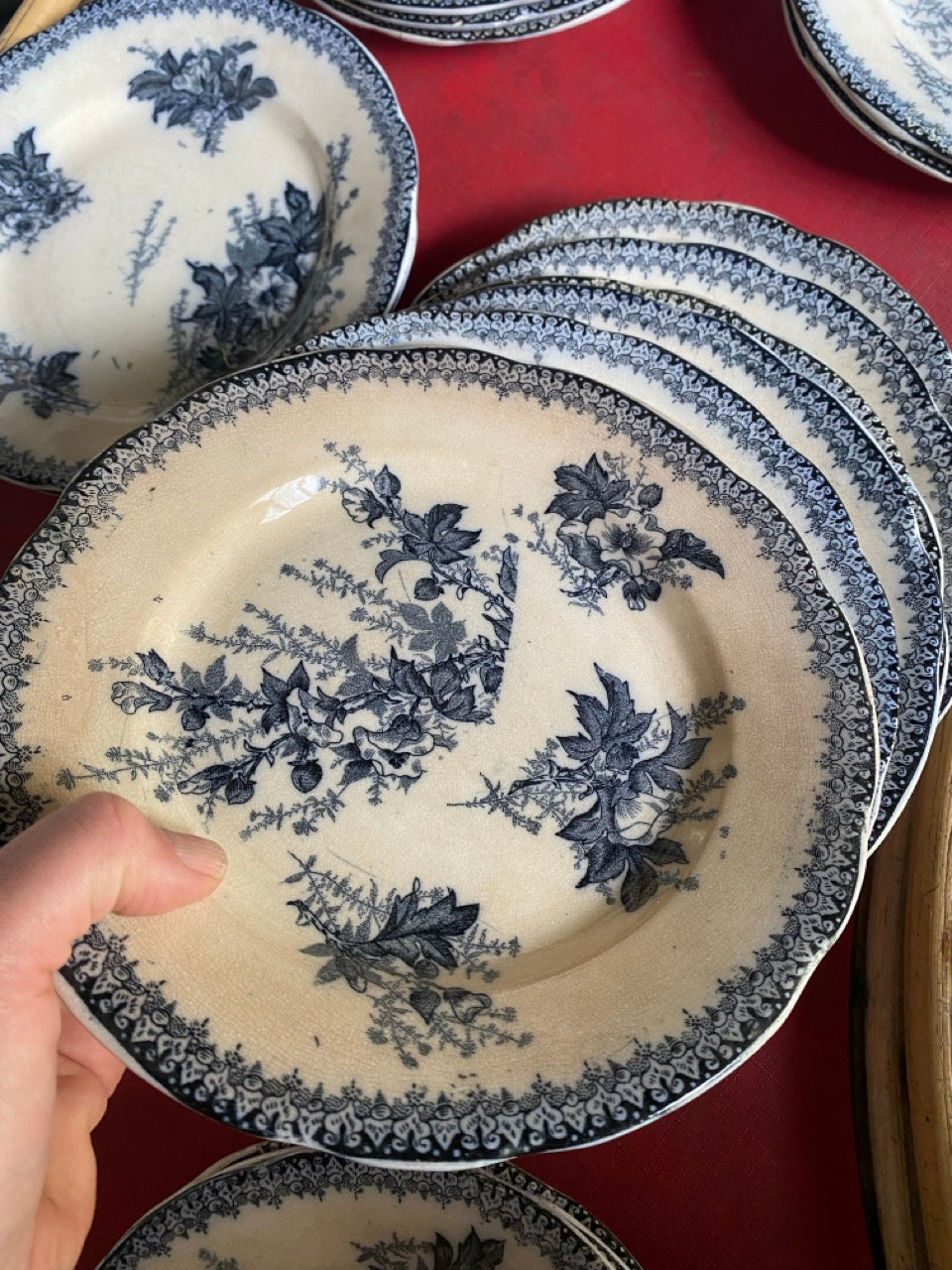 Vaisselle ancienne en terre de fer à décor floral bleu - Faïencerie Onnaing