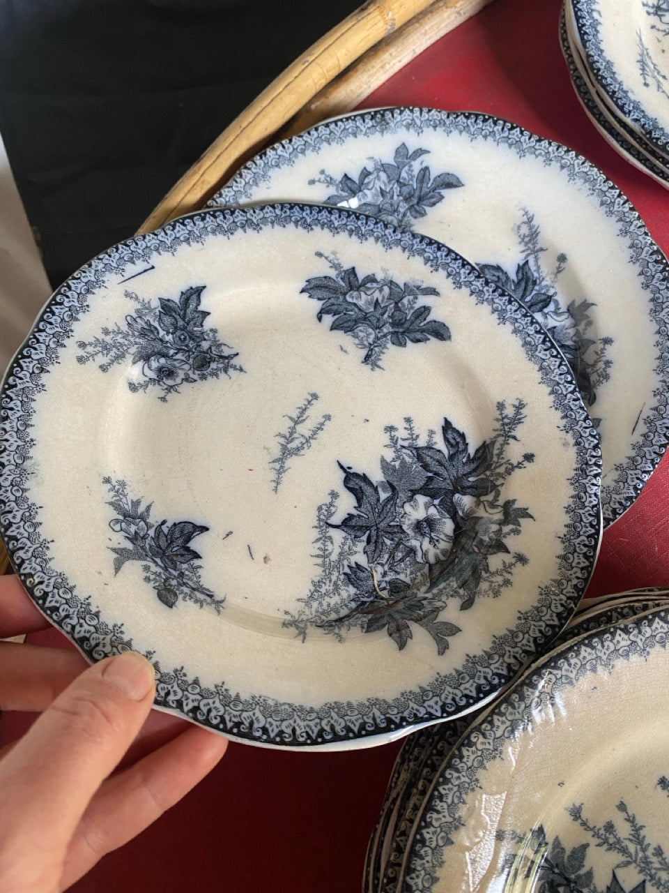 Vaisselle ancienne en terre de fer à décor floral bleu - Faïencerie Onnaing