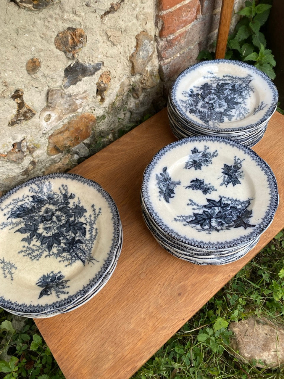 Vaisselle ancienne en terre de fer à décor floral bleu - Faïencerie Onnaing