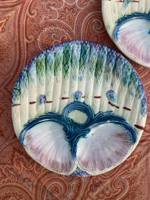 Assiettes anciennes en barbotine - Décor de coquillages et d’asperges