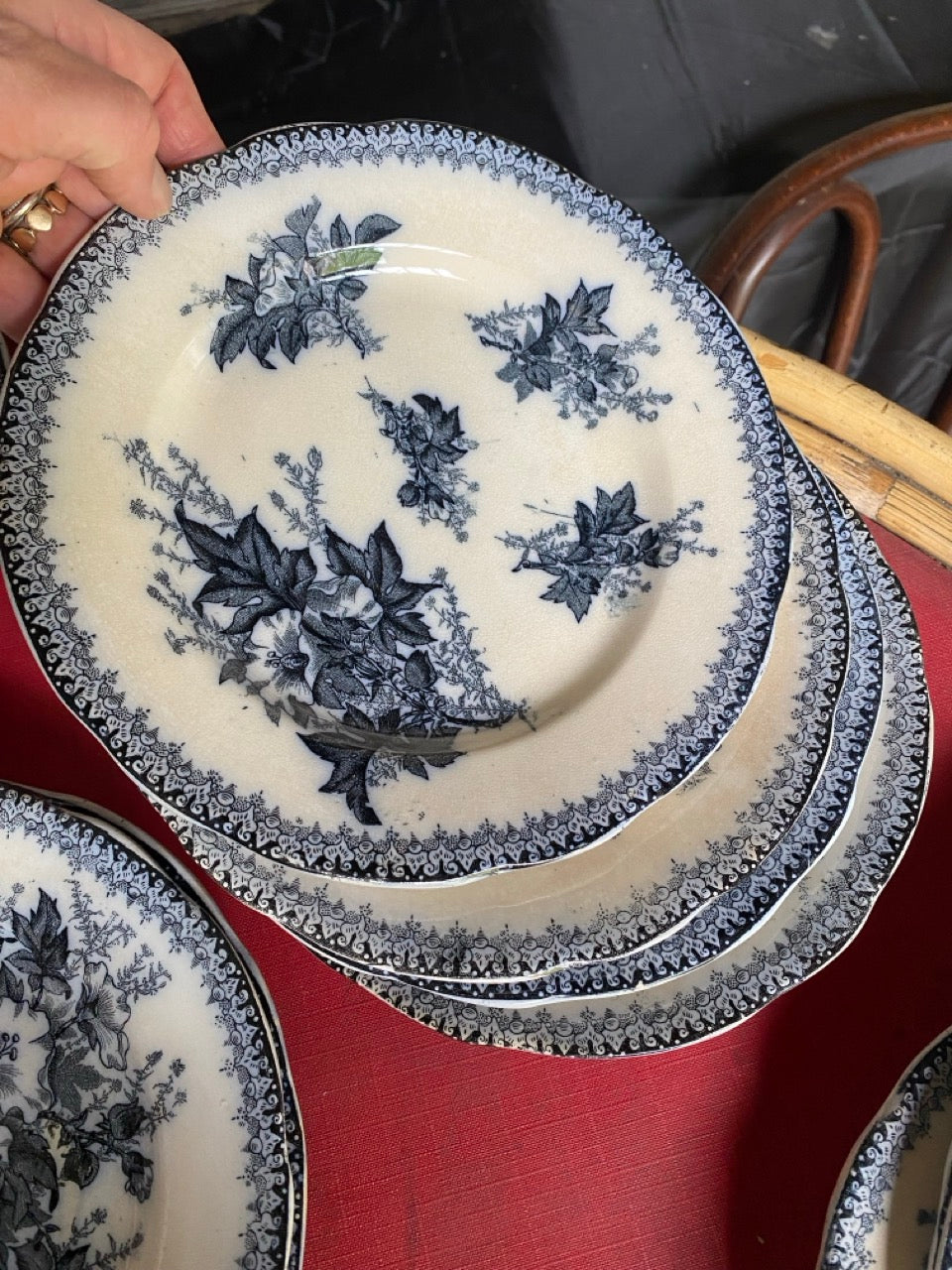 Vaisselle ancienne en terre de fer à décor floral bleu - Faïencerie Onnaing