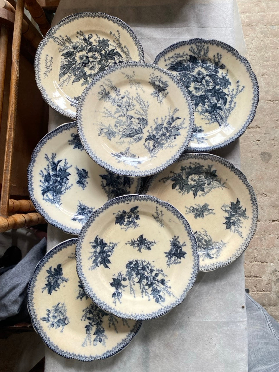 Vaisselle ancienne en terre de fer à décor floral bleu - Faïencerie Onnaing