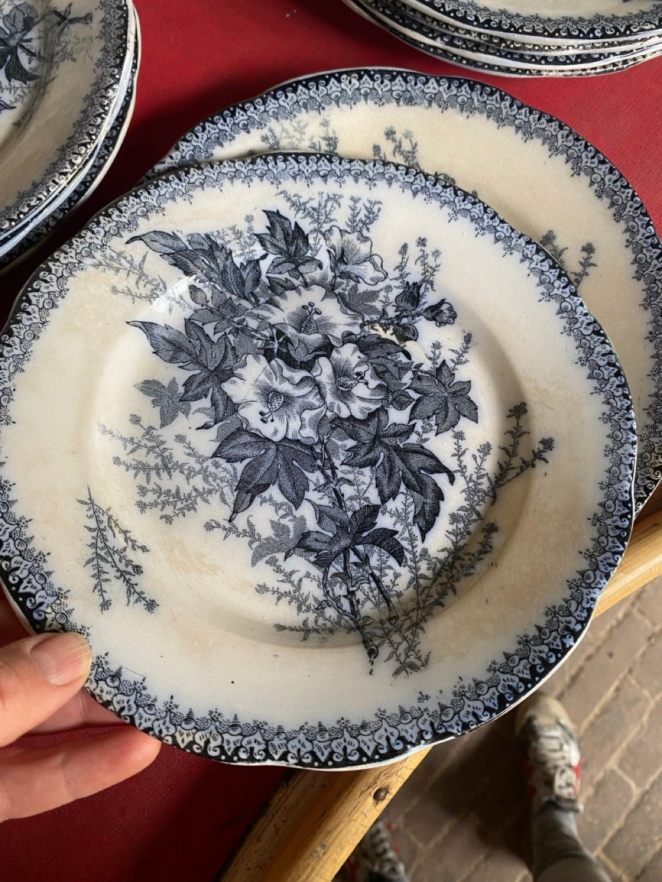 Vaisselle ancienne en terre de fer à décor floral bleu - Faïencerie Onnaing