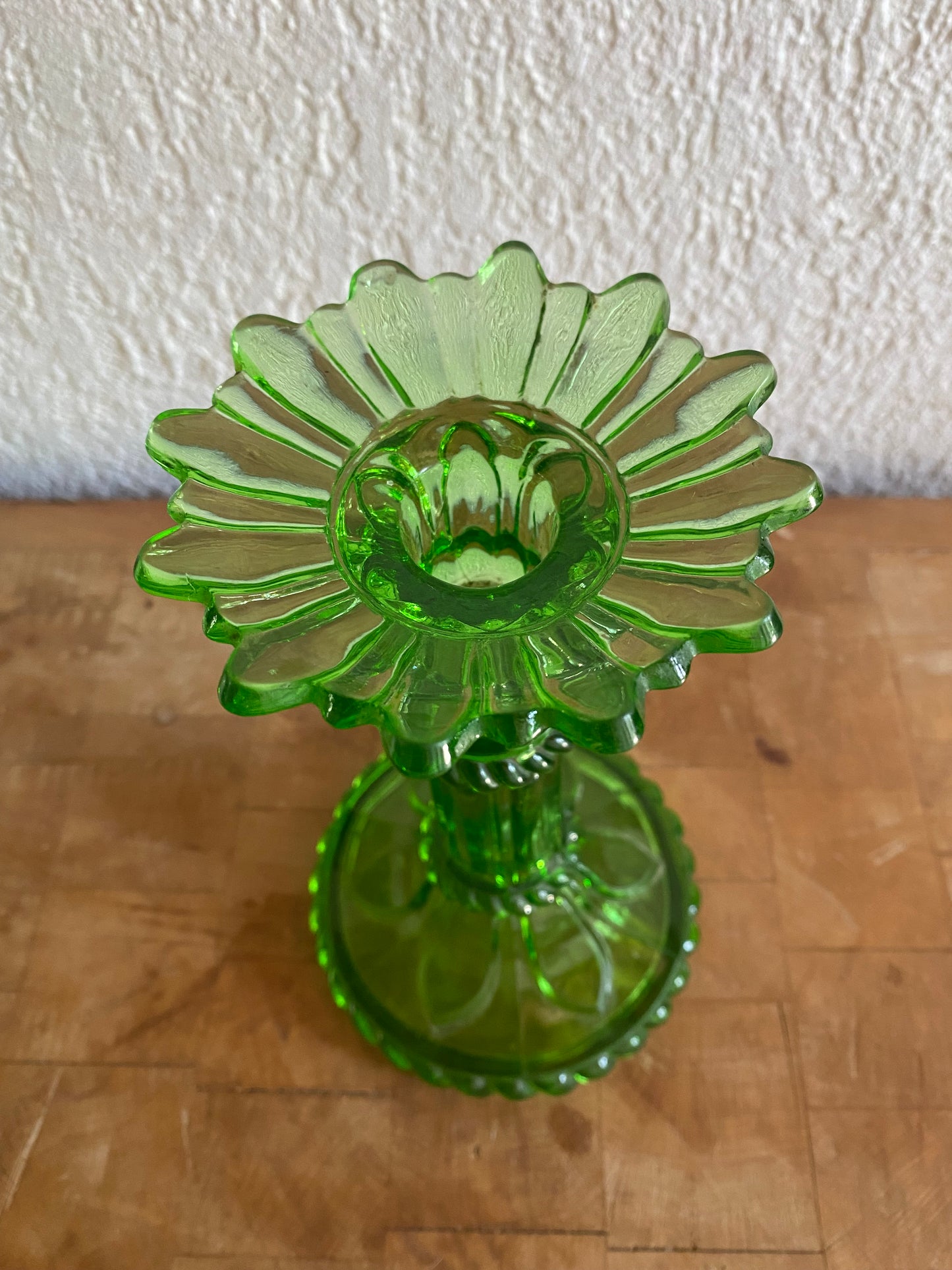 Bougeoir en verre moulé vert