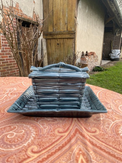 Boîte ou beurrier en barbotine de Longchamp - imitation paille