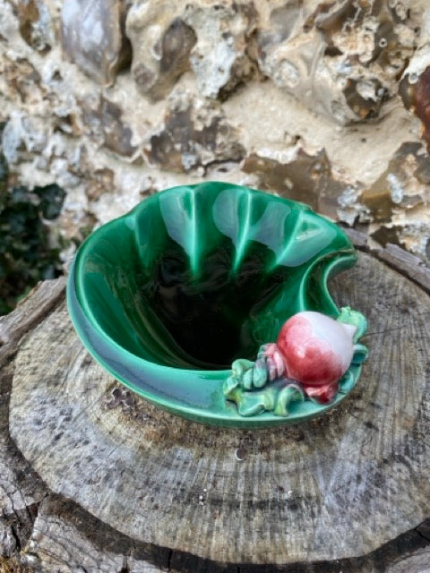 Ravier en ancien en barbotine à décor de radis