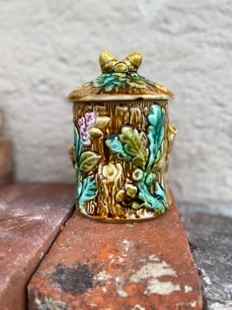 Ancien pot à couvercle en barbotine à décor de feuilles et glands