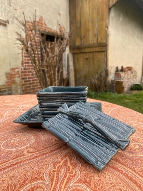 Boîte ou beurrier en barbotine de Longchamp - imitation paille