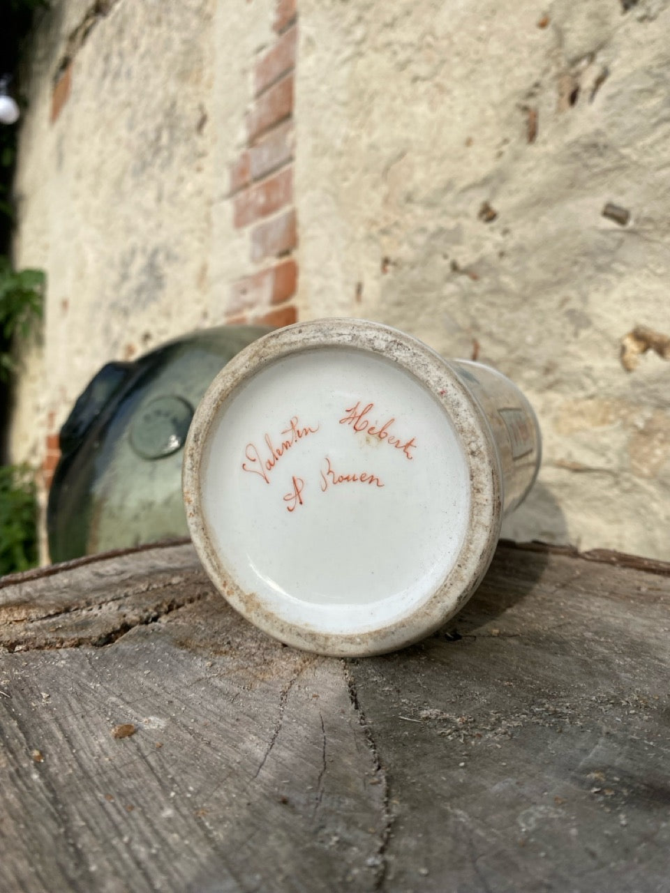 Ancienne bouteille en porcelaine peinte à la main signée Valentin Hébert à Rouen - Décor de roses et d’oiseaux