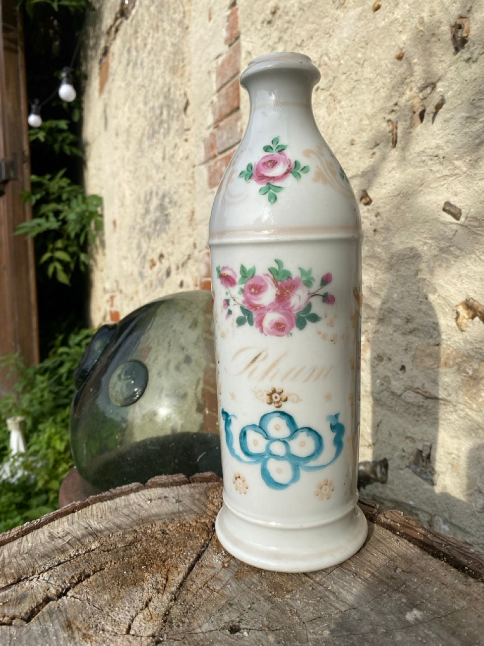 Ancienne bouteille en porcelaine peinte à la main signée Valentin Hébert à Rouen - Décor de roses et d’oiseaux