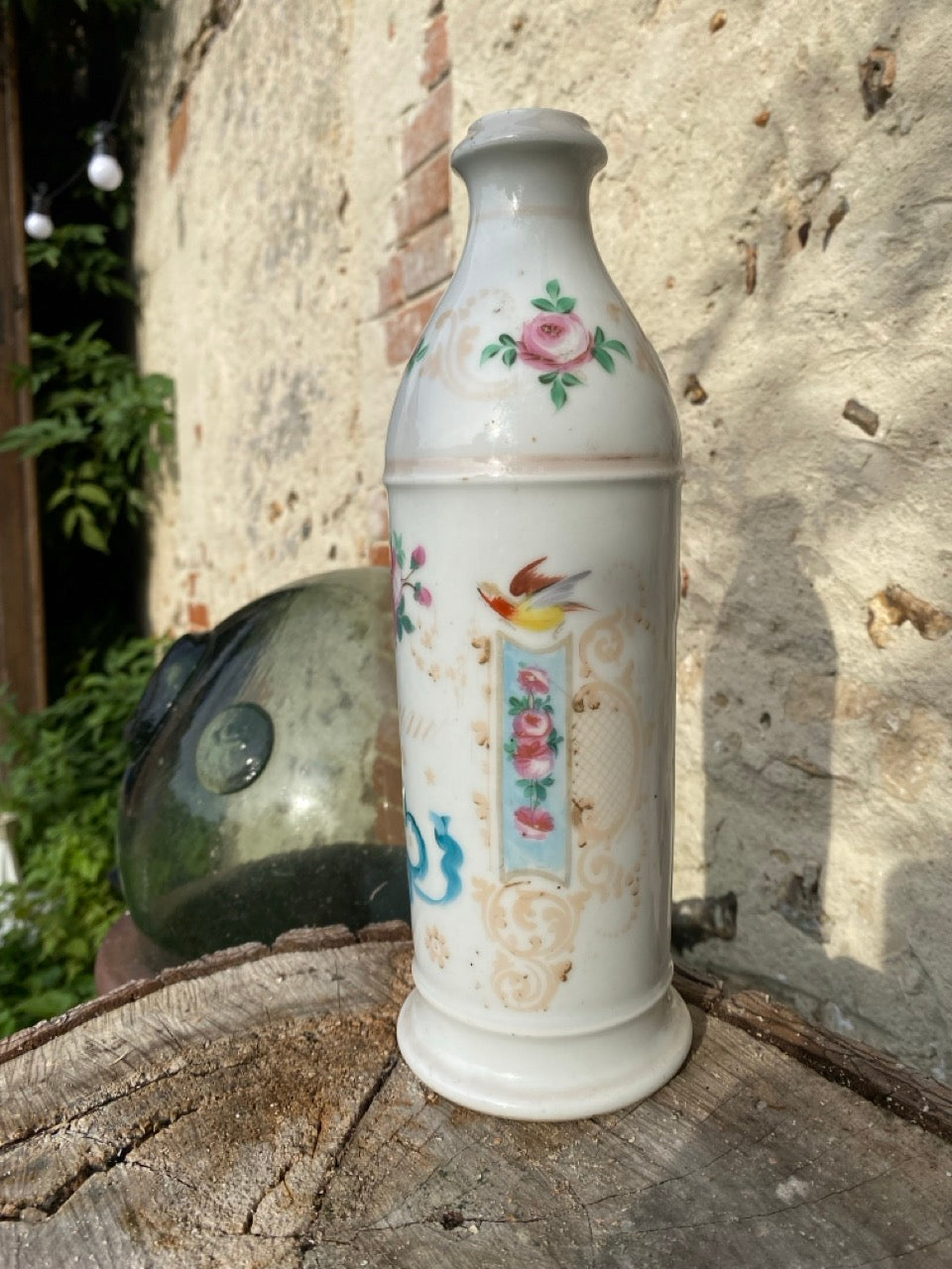 Ancienne bouteille en porcelaine peinte à la main signée Valentin Hébert à Rouen - Décor de roses et d’oiseaux