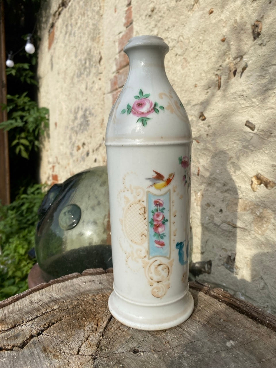 Ancienne bouteille en porcelaine peinte à la main signée Valentin Hébert à Rouen - Décor de roses et d’oiseaux