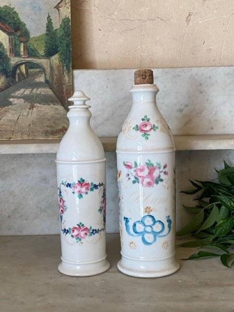 Anciennes bouteilles en porcelaine peintes à la main - Décor de roses et d’oiseaux