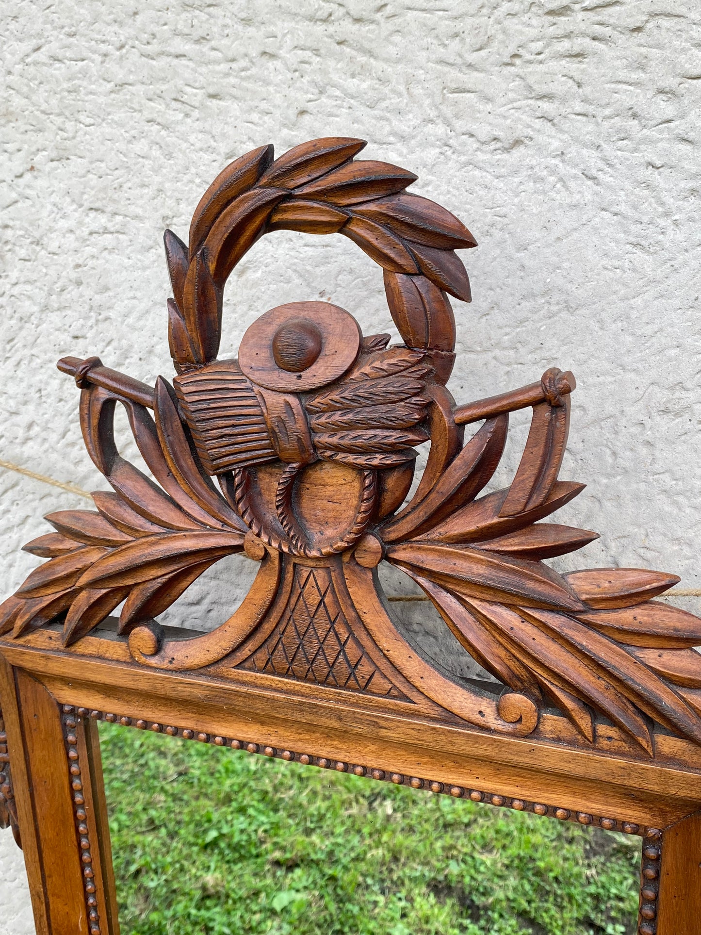 Miroir en bois sculpté 19ème à fronton