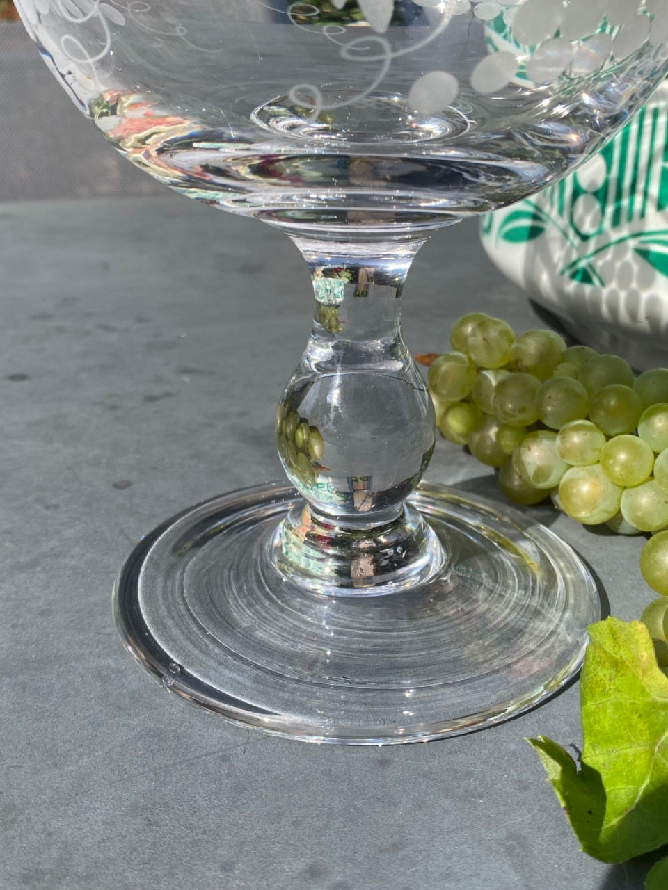 Grand verre ou coupe ancienne en cristal - Décor raisin et feuilles de vigne