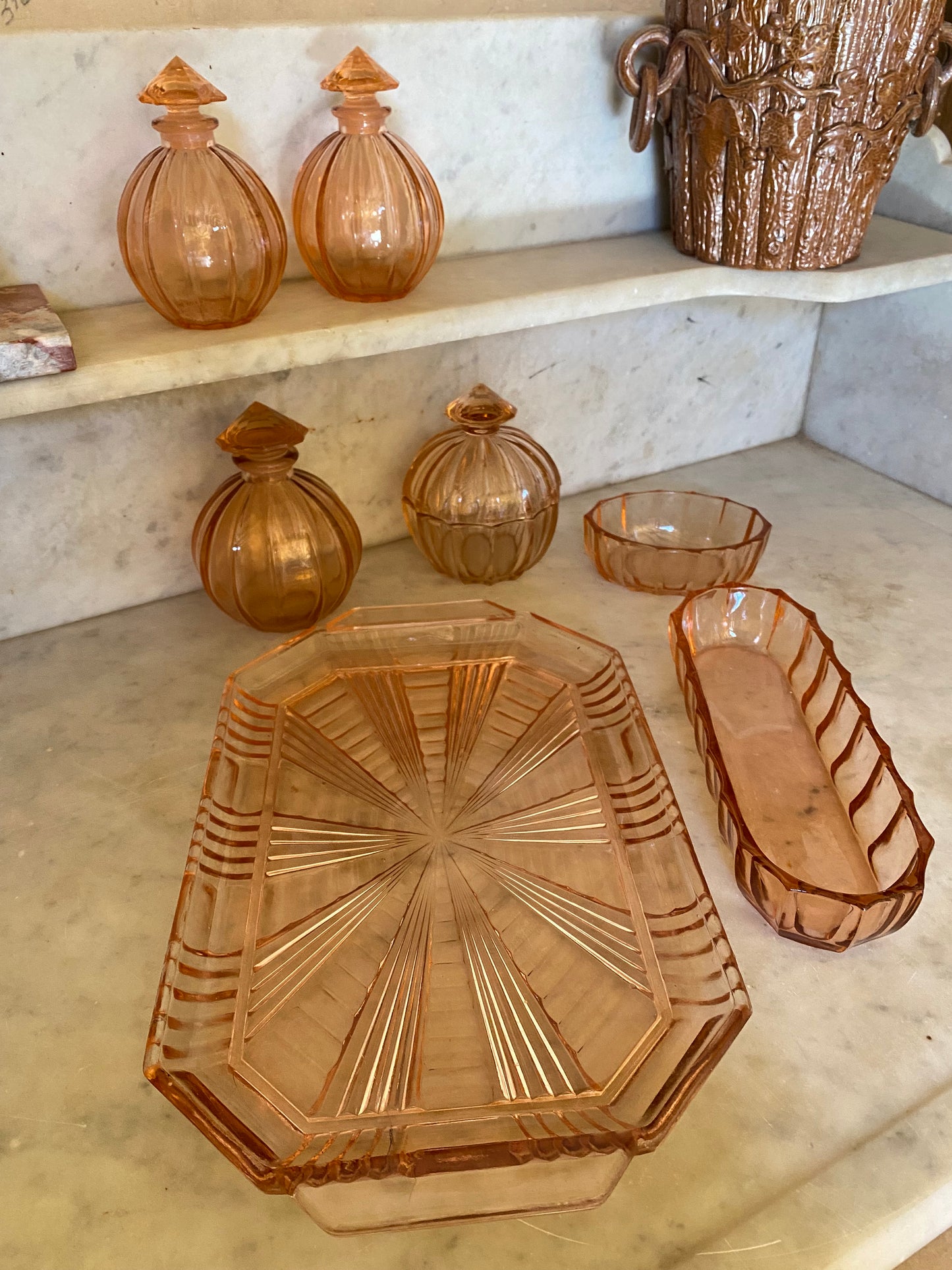 Ensemble de toilette en verre rose Art Déco