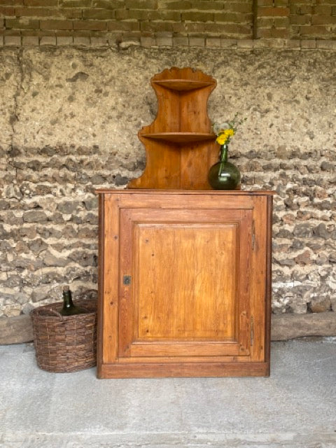 Encoignure ancienne en pitchpin avec étagère